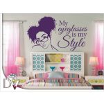 falmatrica tini lány szemüveggel dekoráció