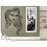 falmatrica szemüvegbolt női alakkal dekoráció
