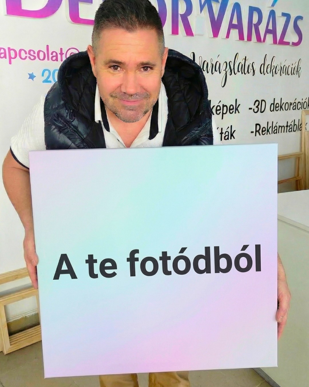 Jelencsity Miklós négyzet alakú vászonképet tart – DekorVarázs, egyedi vászonkép saját fotóból Baján